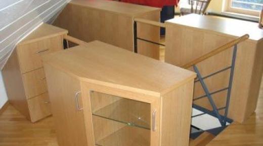 Möbel als Treppengeländer in Dachschräge