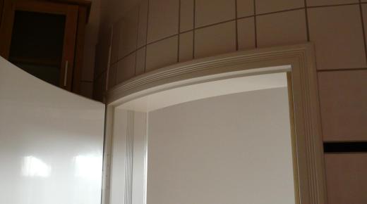 Innentür als Stiltür, weiß lackiert, runde Wand