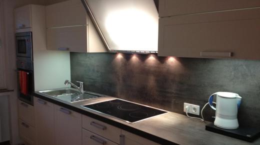 Küchenzeile mit Schräger Abzugshaube