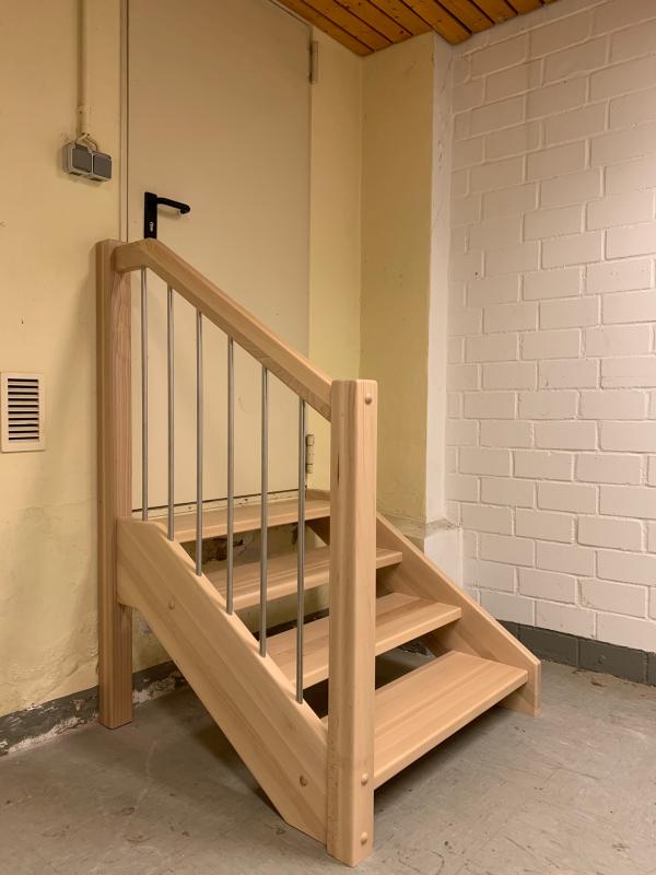 Kleine Holztreppe mit Geländer