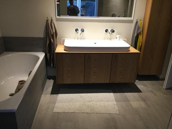 Waschbecken-Unterschrank aus Wildeiche 