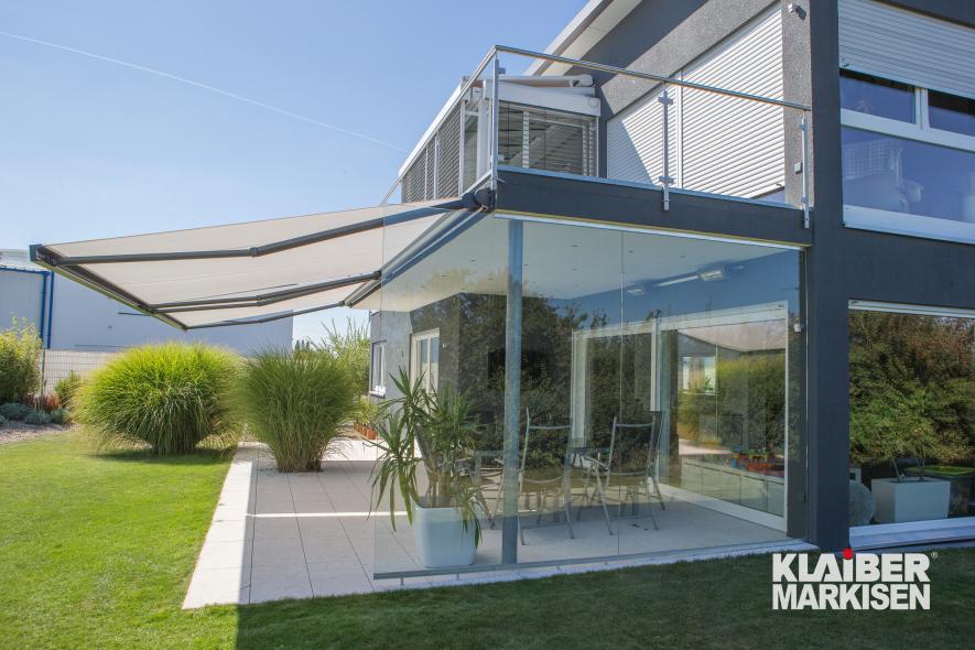 Breite Markise als Ergänzung für Terrassenüberdachung