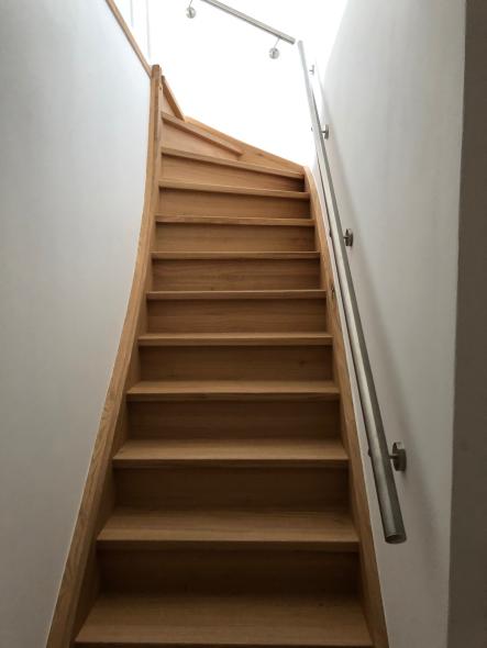 Holztreppe mit Edelstahl-Handlauf