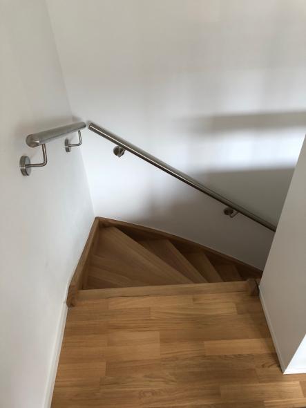 Holztreppe mit Edelstahl-Handlauf draufsicht