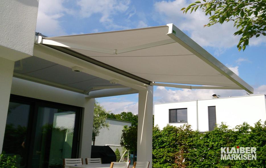 Elektrisch aus- und einfahrbare Markise an Terrasse