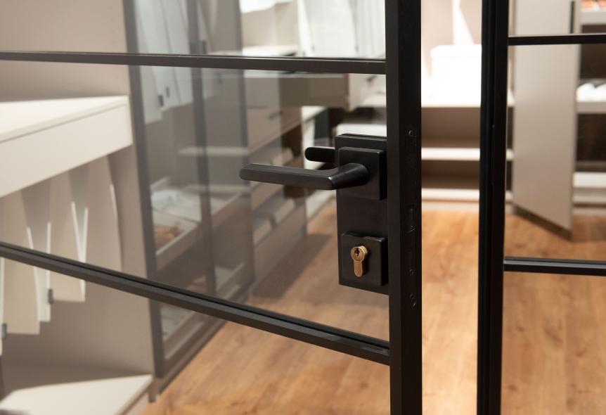 Glas Innentür mit schwarzem Rahmen