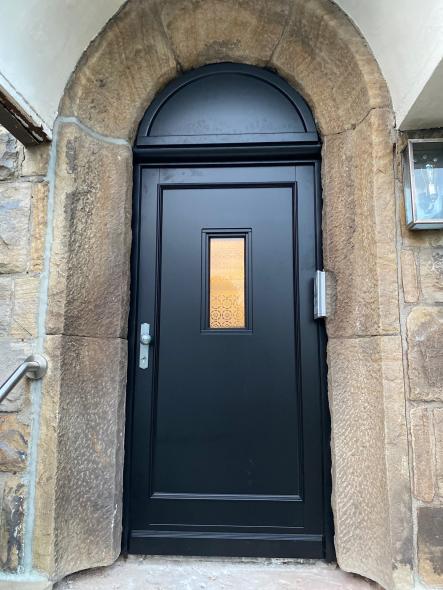 Holzhaustür mit geschlossenem Rundbogen-Oberlicht