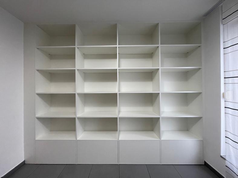 Kleiderschrank aus weißem Holzfurnier