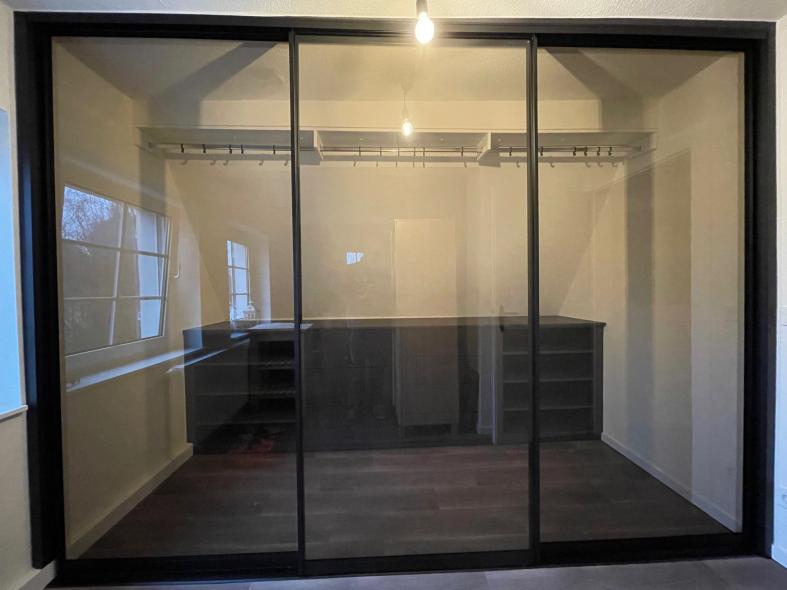 Begehbarer Kleiderschrank mit Glasschiebetür