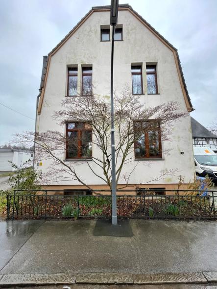 Holzfenster mit dunkelbrauner Farblasur