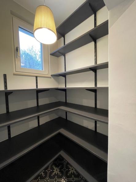 Regale in begehbarem Kleiderschrank