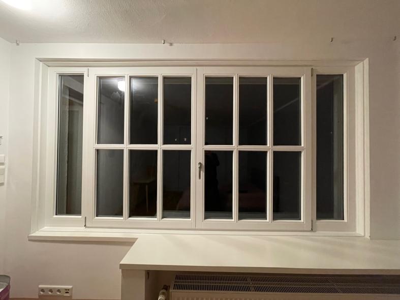 Sprossenfenster aus Holz mit seitlichen Festverglasungen