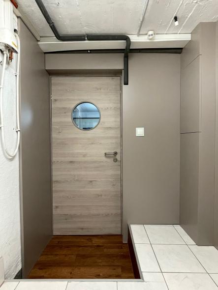 Innentür mit Holzstruktur und kreisförmigem Glasauschnitt