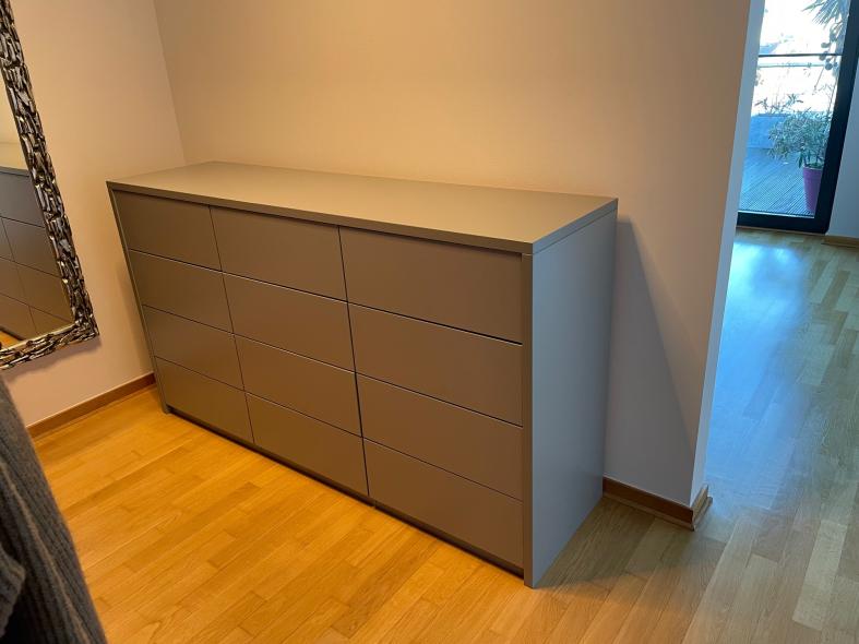 Sideboard mit zwölf Schubladen