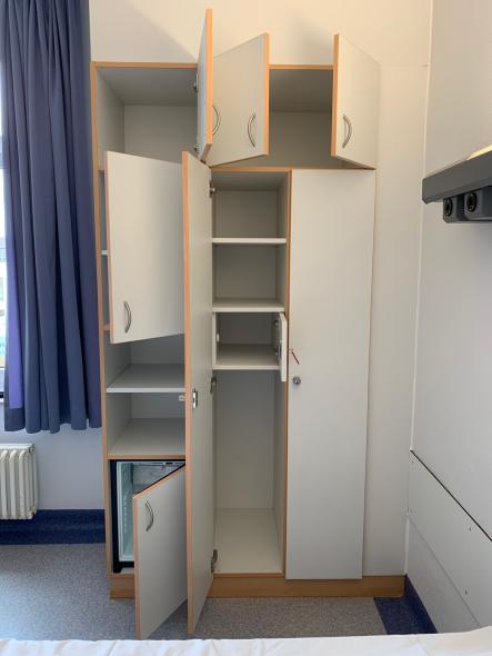 Mehrzweckschrank mit Schließfach und Kühlschrank
