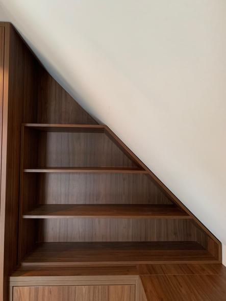 Regal aus dunklem Holzfurnier angepasst an Dachschräge