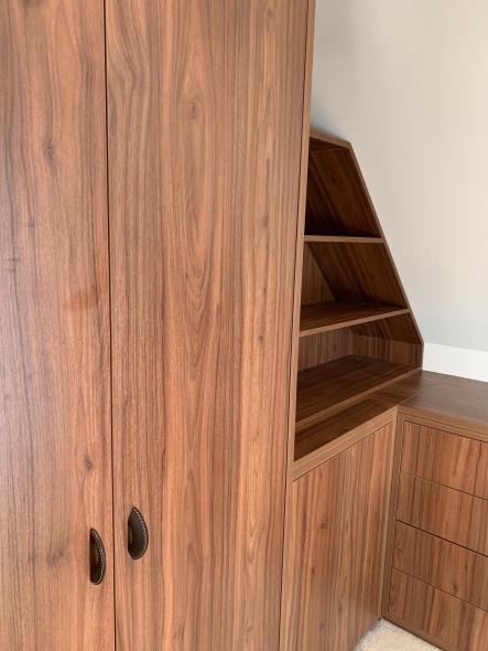 Regal aus dunklem Holzfurnier angepasst an Dachschräge