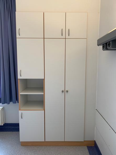 Mehrzweckschrank mit Schließfach und Kühlschrank geschlossen