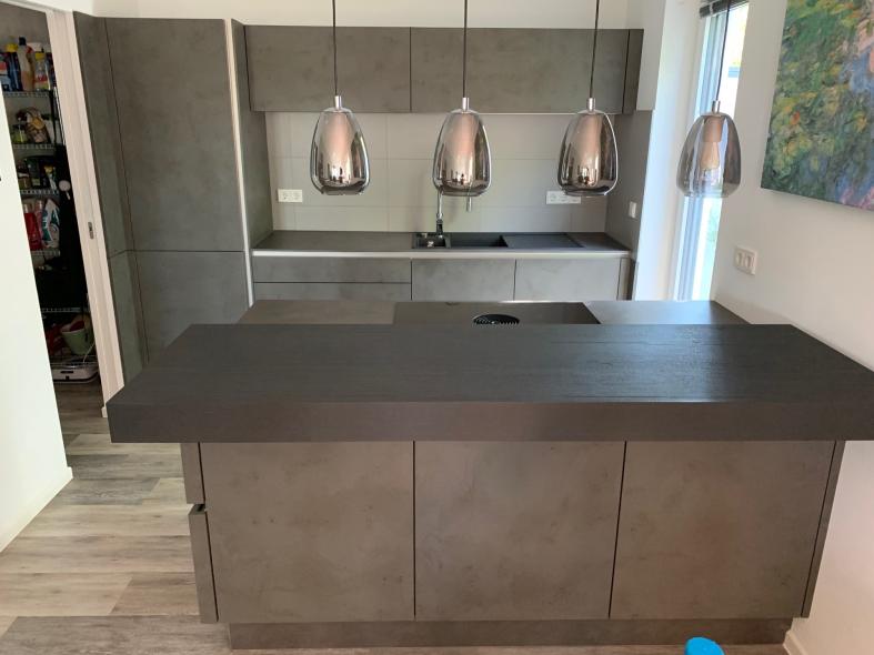 Moderne Küche grau mit freistehender Kochfläche