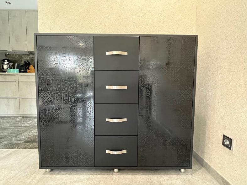 Sideboard mit Glastüren und Schubladen