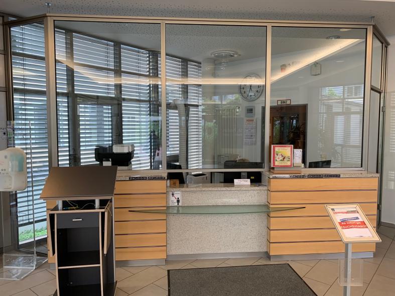 Transparente Acrylwände für Empfangstresen