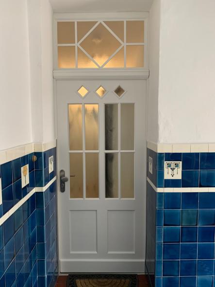 Historisierende Innentür mit Sprossen und Oberlicht