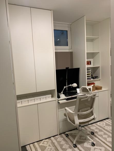 Homeoffice-Arbeitsplatz in Schrank integriert