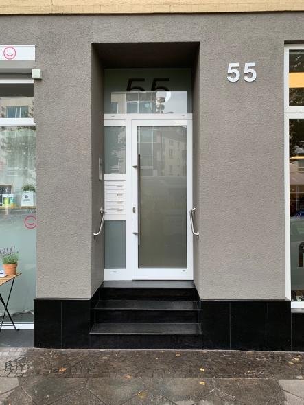 Glashaustür weiß mit Briefkastenanlage und Oberlicht mit Hausnummer