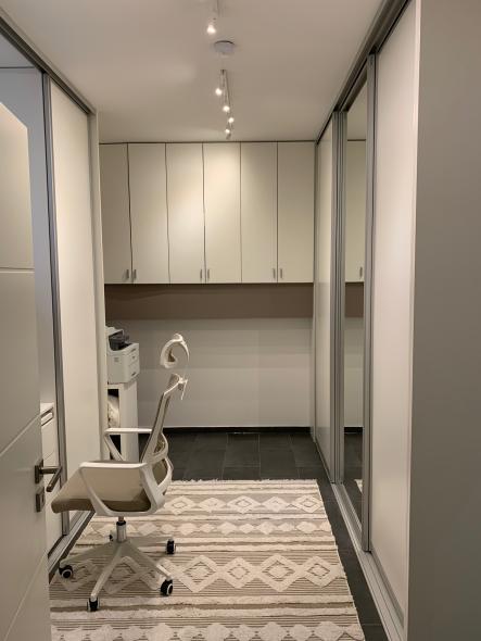 Homeoffice-Arbeitsplatz mit maßgefertigten Schränken