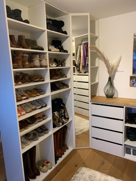 Kleiderschrank mit Stauraum für Schuhe