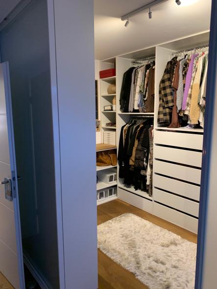 Kleiderschrank in Ankleidezimmer