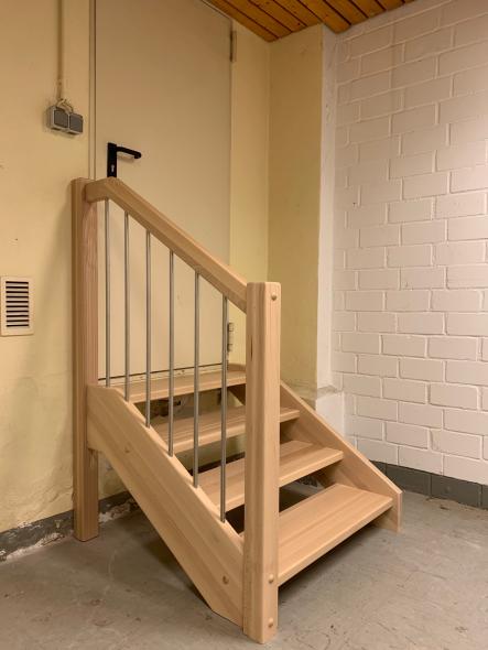 Kleine Holztreppe mit Geländer