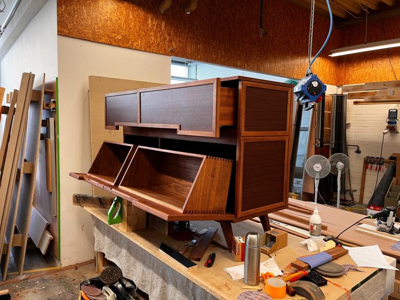 Sideboard maßgefertigt aus Massivholz in der Werkstatt