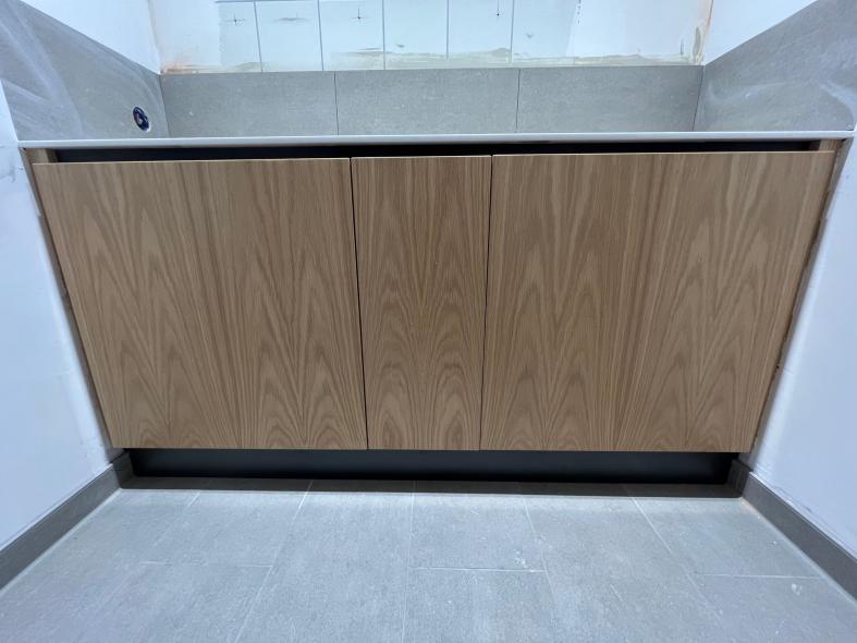 Waschtischunterschrank mit Holzfurnieroberfläche