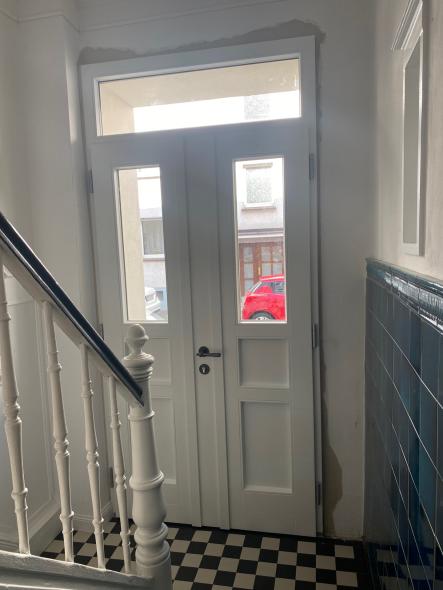 Zweiflügelige Holzhaustür von innen