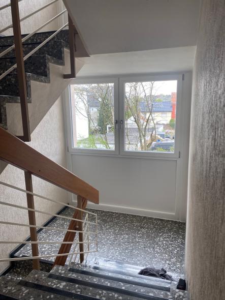 Kunststofffenster für Treppenhaus in Mehrfamilienhaus