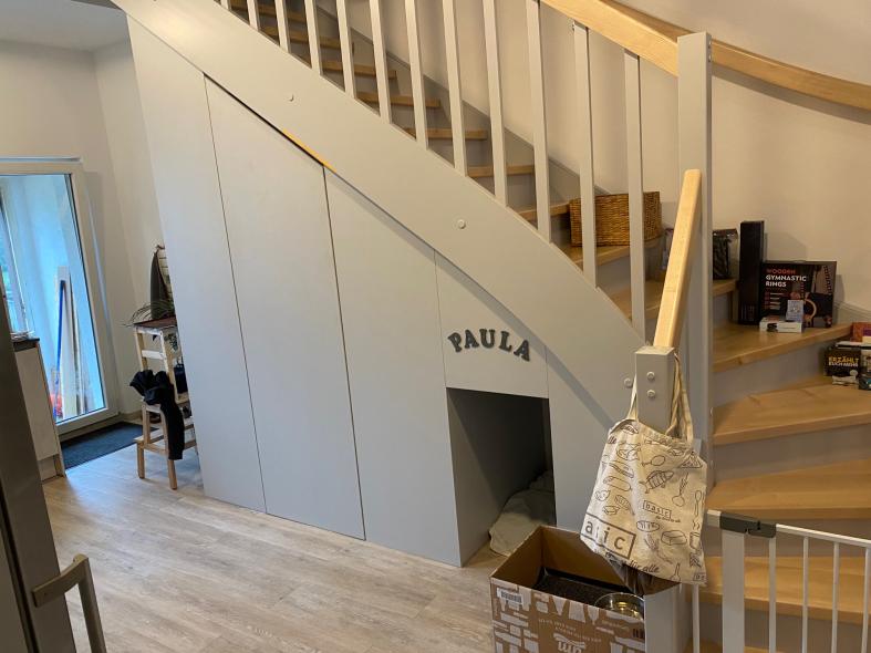 Treppenaufgang mit Schränken und Hundehütte