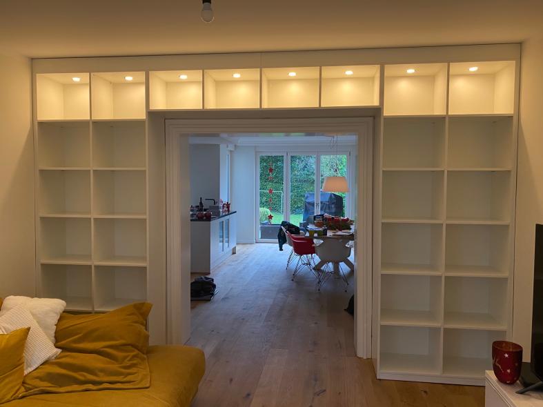 Bücherregale über Türrahmen