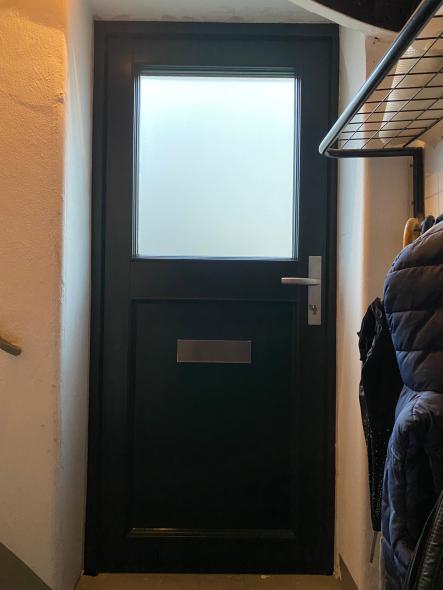 Holzhaustür mit halbseitigem Lichtausschnitt Innenansicht