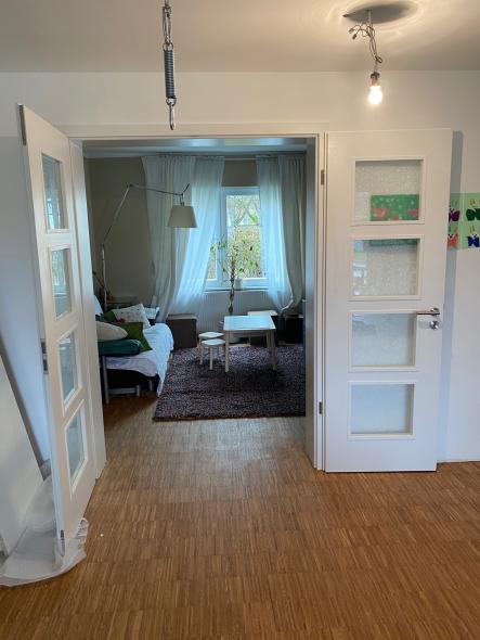 Zweiflügelige Innentür mit Glasausschnitten geöffnet