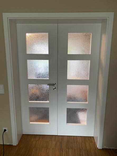 Zweiflügelige Innentür mit Glasausschnitten geschlossen