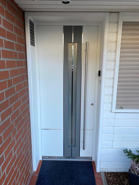 Aluminium-Haustür weiß mit schmalem Lichtausschnitt