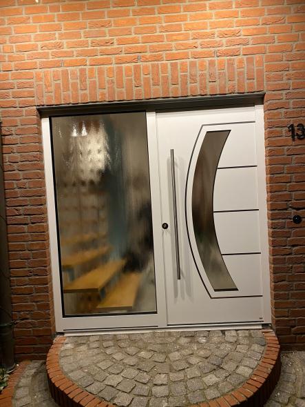Aluminium-Haustür weiß mit großem Glas-Seitenteil