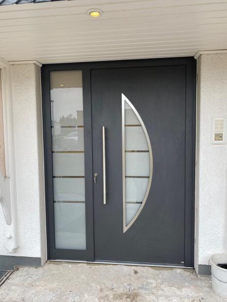 Aluminium-Haustür anthrazit mit Seitenteil Außenansicht