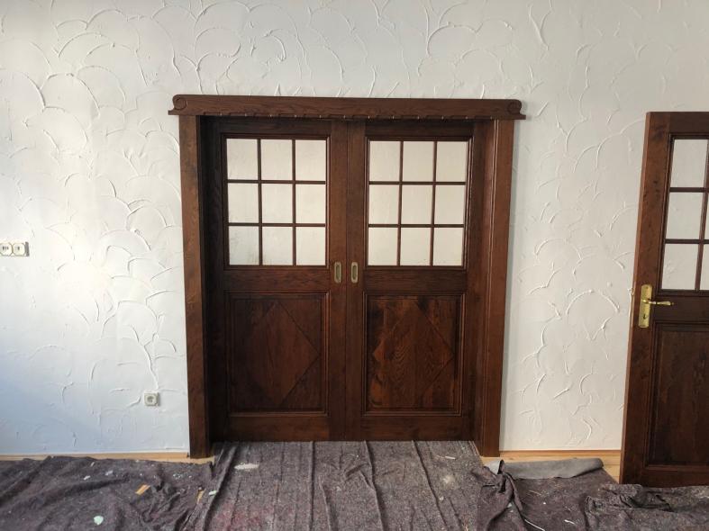 Zweiflügelige Innentür aus dunklem Holz zum Aufschieben