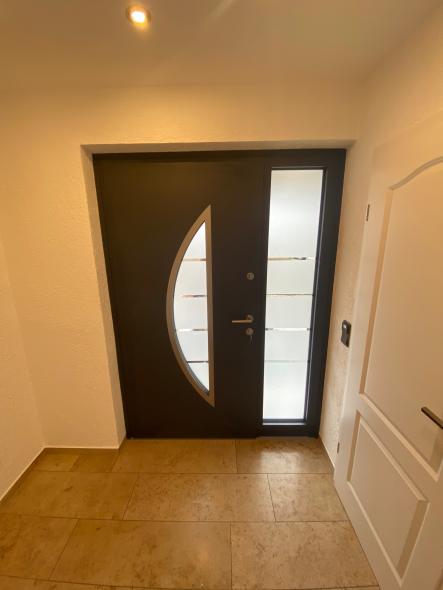 Aluminium-Haustür anthrazit mit Seitenteil Innenansicht