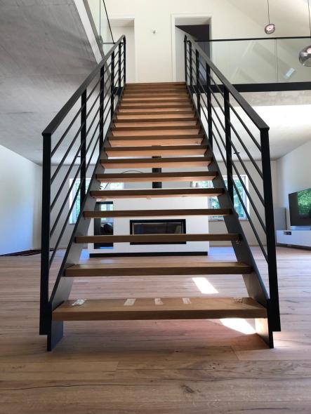 Stahltreppe schwarz mit Holzbelag