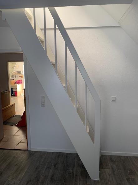 Steile weisse Holztreppe