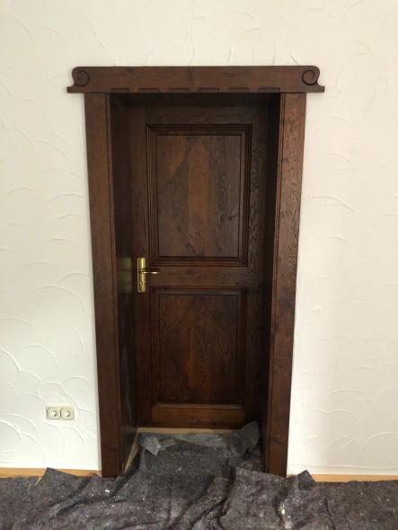 Innentür aus dunklem Holz