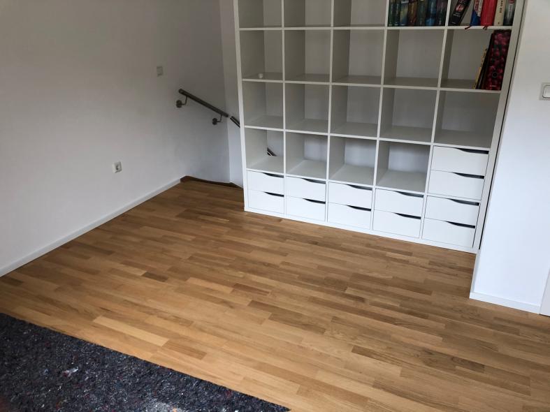 Bücherregal an Treppenaufgang